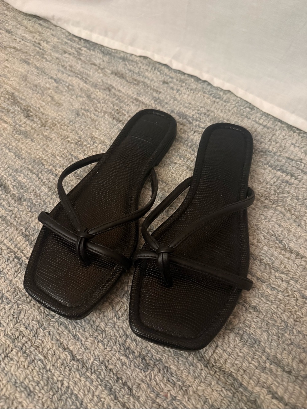 Dolce Vita black strapped flip flop sandals